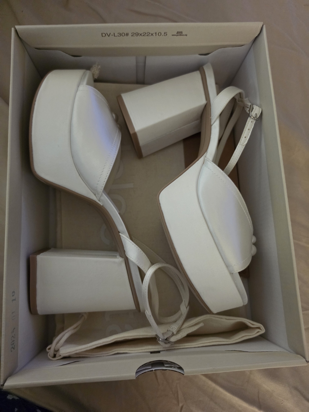 Dolce Vita Women’s White Pearl-Accent Platform Sandals - Picture 3 of 5
